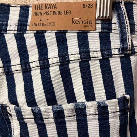 Kensie High Waist Raw Hem Wide Leg Jeans (Waist 28”Rise 10.5”Inseam 32”) - Picture 9 of 9